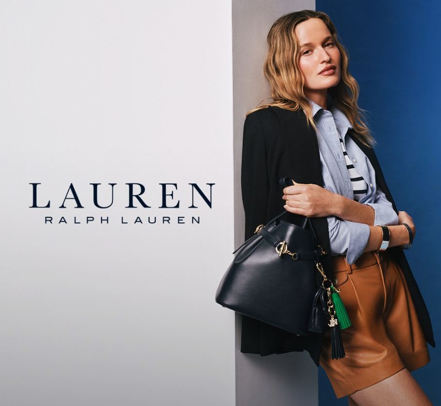 imagen de mujer con productos de la marca MUNDO LAUREN
