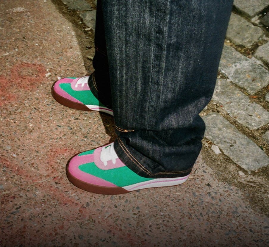 imagen de par de tenis verdes con rosa