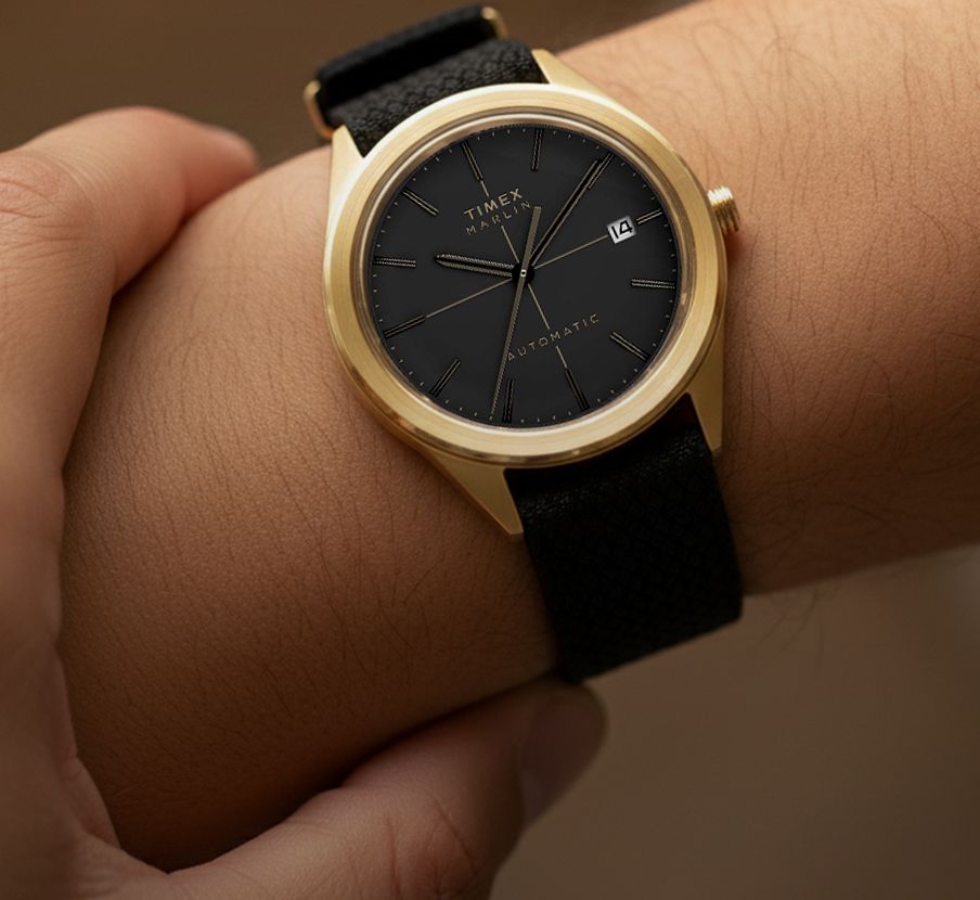 imagen de reloj dorado con caratula negra de la marca TIMEX