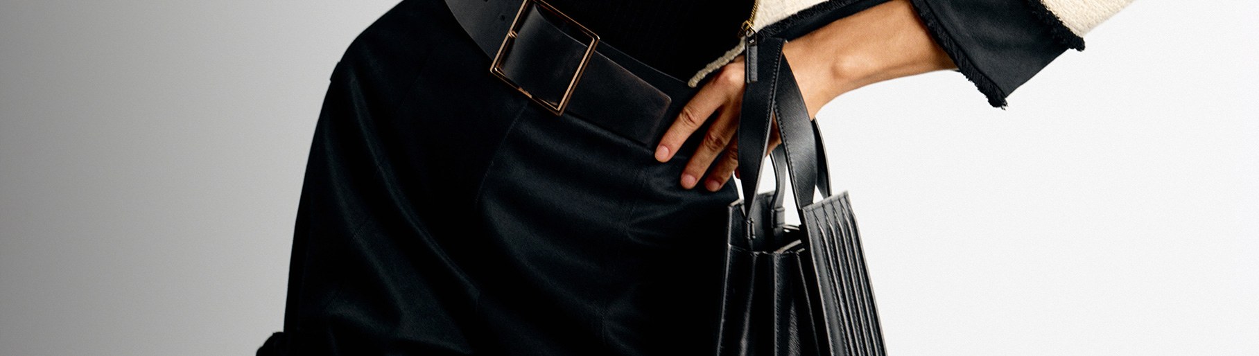 Imagen de mujer con vestido negro de la marca MAX MARA