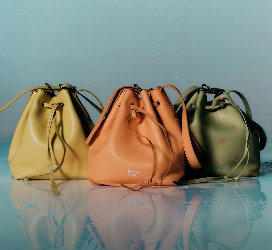 imagen de 3 bolsos uno amarillo, uno coral y verde la marca BOLSAS BUCKET