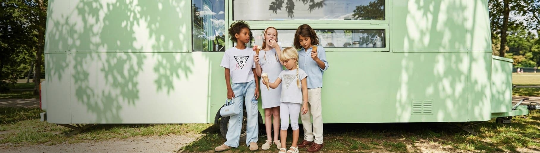 imagen de cuatro niñas usando playeras, camisas y pantalones de colores claros