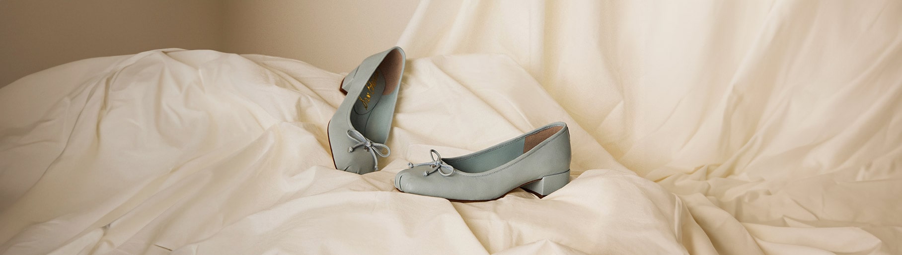 imagen de par de zapatillas azules de la marca SAM EDELMAN
