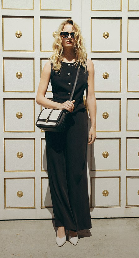 mujer usando palaxo negro  JULIO