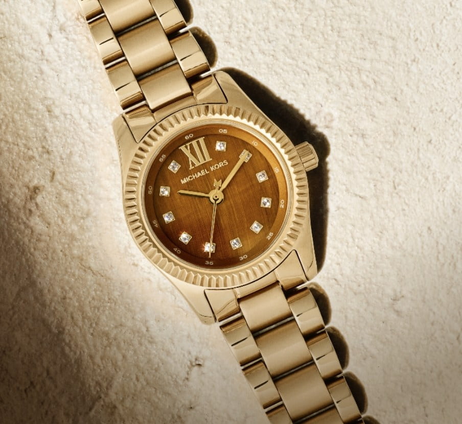 Imagen de reloj dorado con caratula cafe, MICHAEL KORS