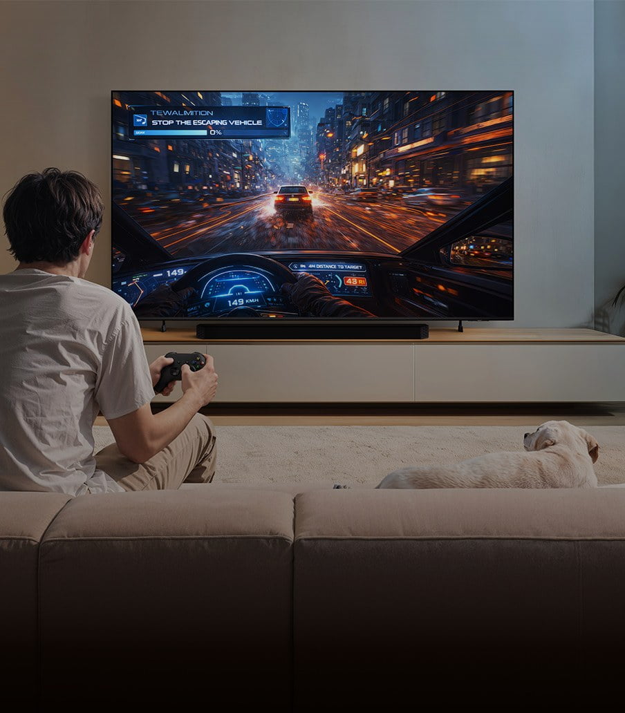 imagen de un hombre jugando videojuegos en una pantalla de la marca SAMSUNG
