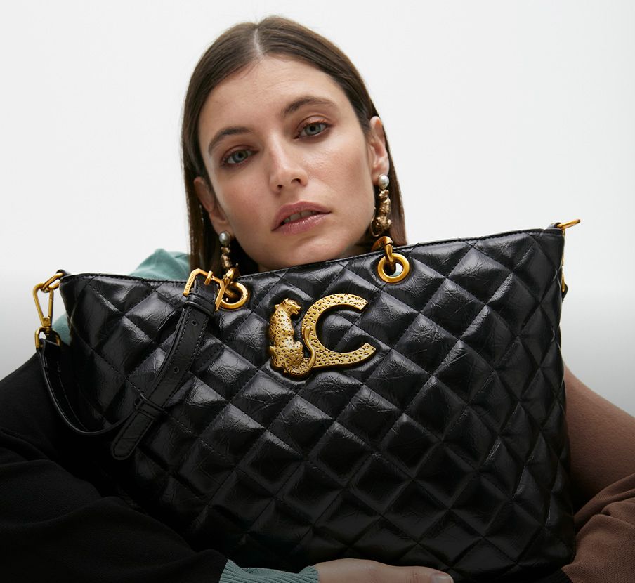 imagen de mujer copn bolso negro la marca LOLA CASADEMUNT