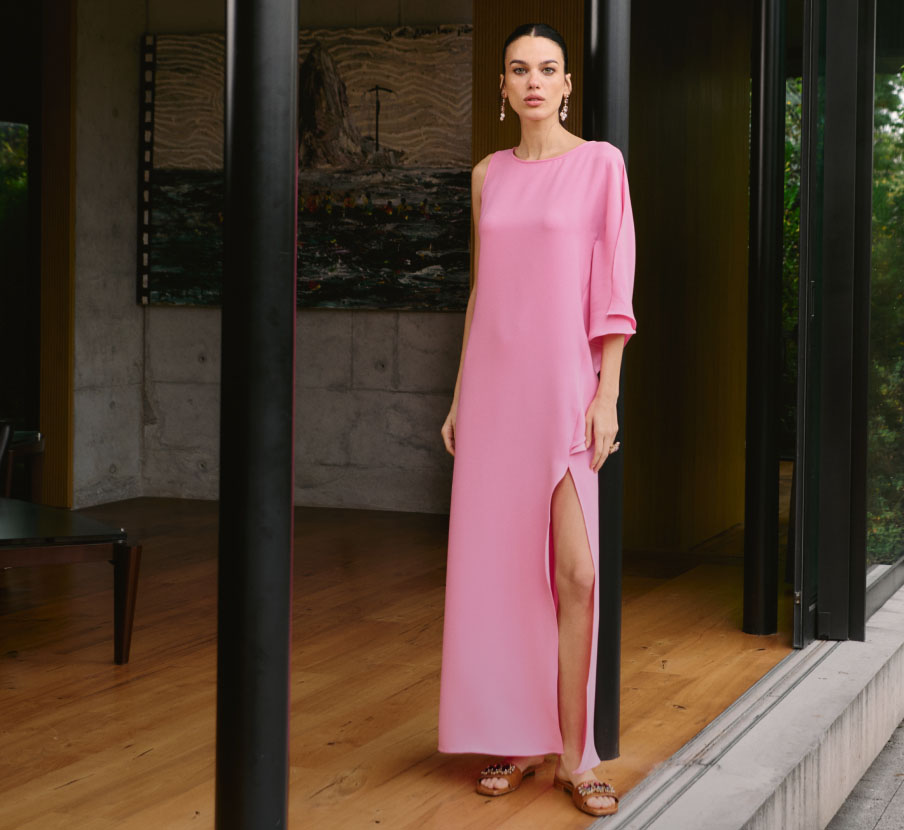 imagen de mujer con vestido rosa DHIERRO