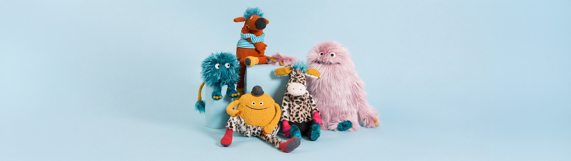 imagen de 5 peluches de animales de la marca MOULIN ROTY en un jardin