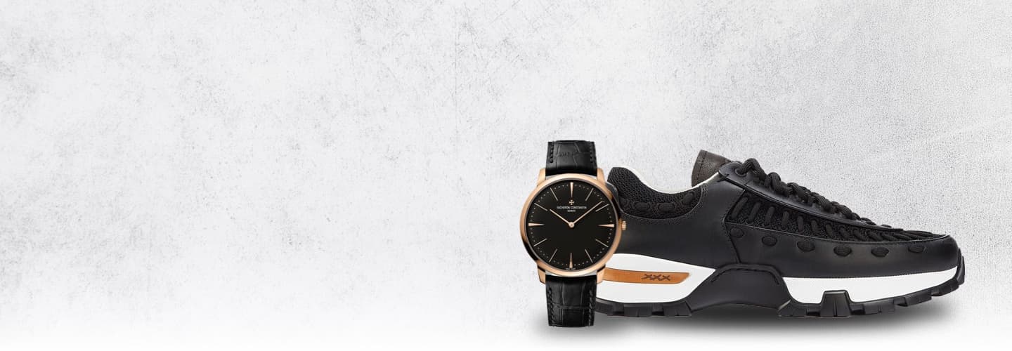 Imagen de un tenis negro y un reloj negro con correa de piel negra y carátula del mismo color y manecillas doradas, Trajes de Baño Hombre