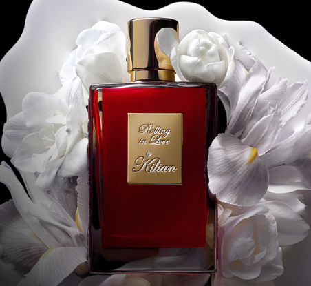imagen de perfume rojo con tapa y etiquete dorados KILIAN