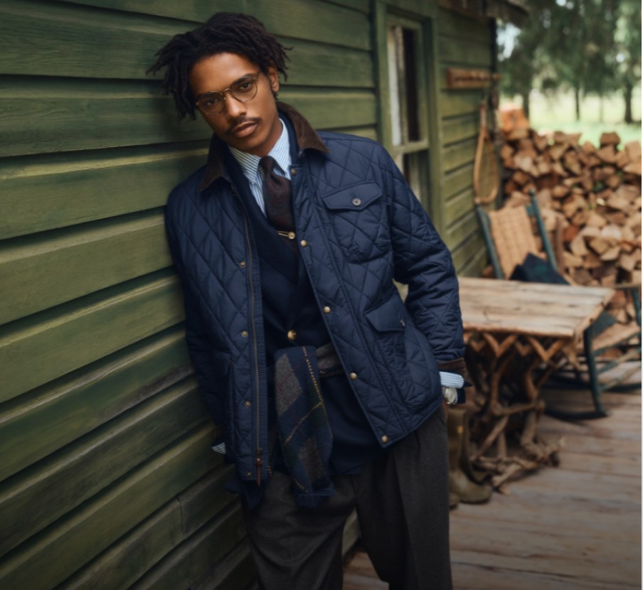 imagen de hombre con chamarra azul de la marca RALPH LAUREN