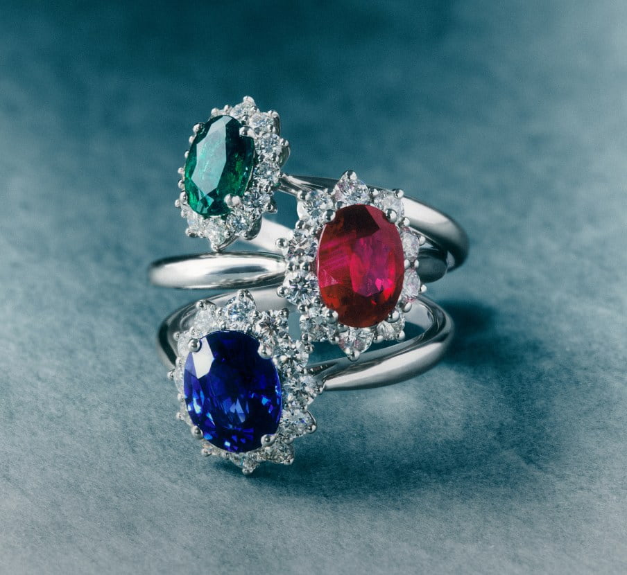 imagen de 3 anillos plateados con piedras de colores SUAREZ
