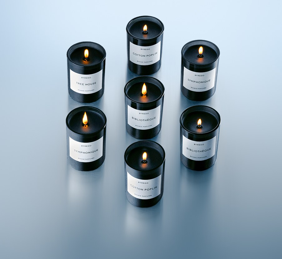 imagen de veladoras negras de la marca BYREDO