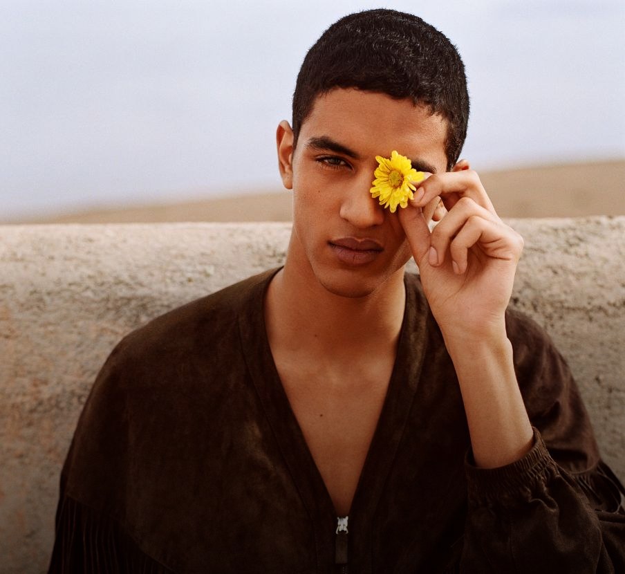imagen de hombre con camisa cafe de la marca emporio armani