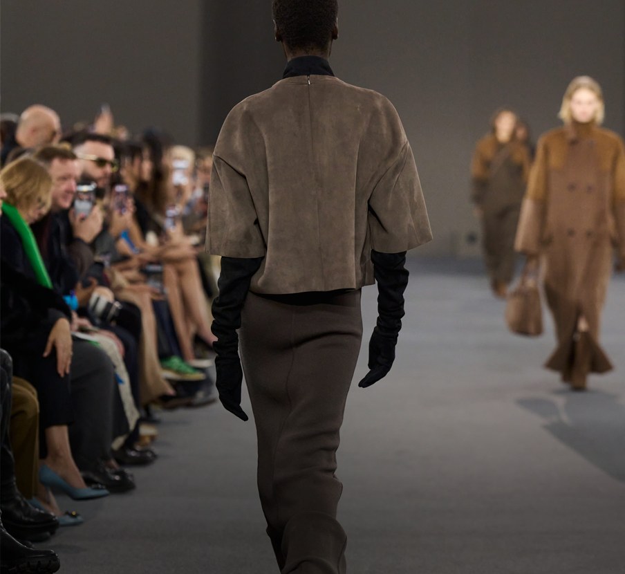 Imagen de mujer con vestido cafe y saco de piel en pasarela MAX MARA
