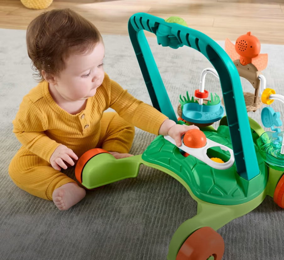 imagen de un bebé jugando con un juguete interactivo FISHER PRICE de la marca MATTEL