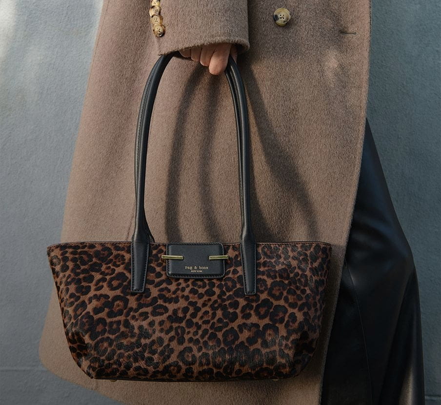 imagen de bolso cafe animal print la marca BOLSAS SHOULDER