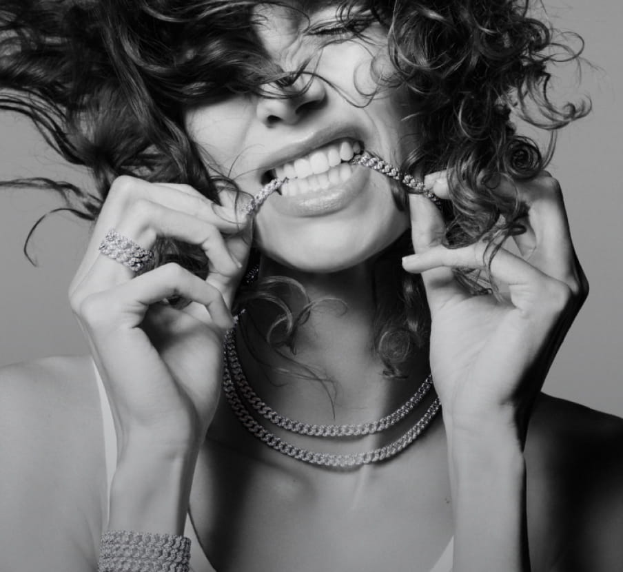 imagen de mujer mordiendo un collar de la marca PANDORA