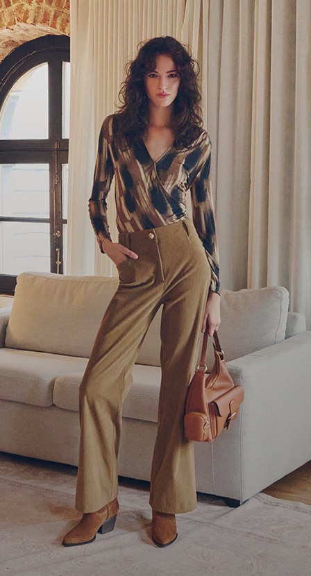 mujer usando pantalon cafe  JULIO