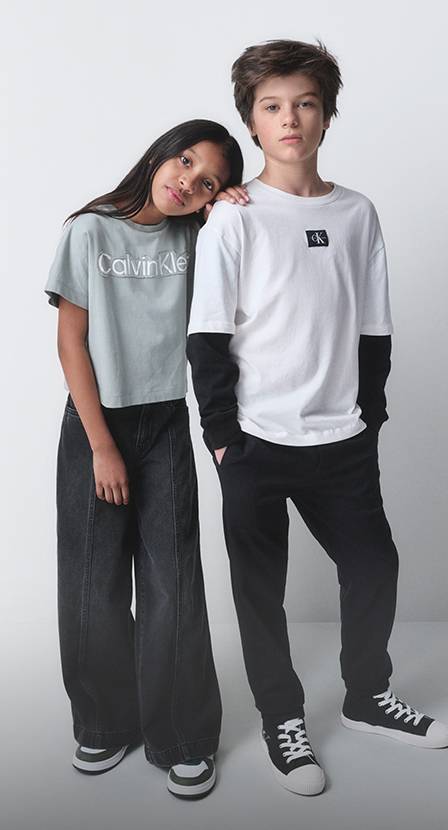 Imagen de niño y niña con jeans y playeras de la marca CLAVIN KLEIN