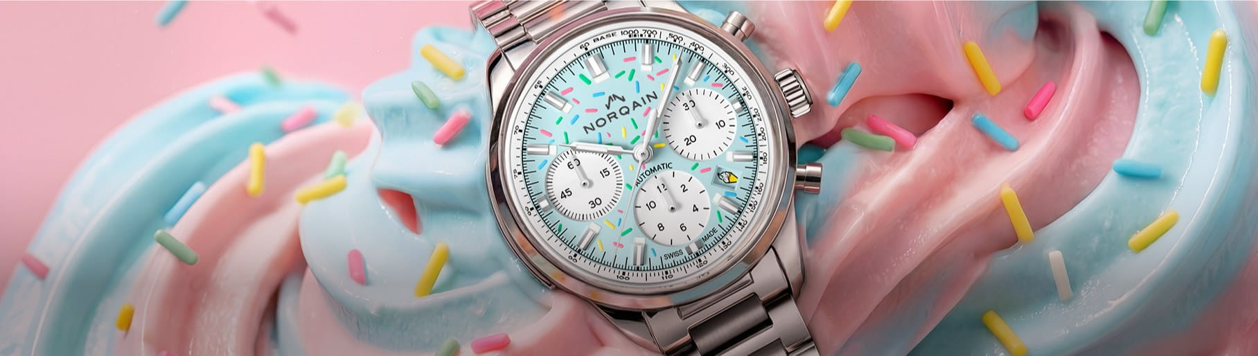 imagen de reloj plateado con azul de la marca NORQAIN
