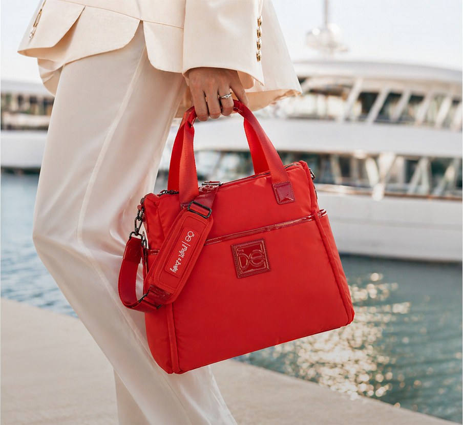 bolso rojo de la marca CLŌE