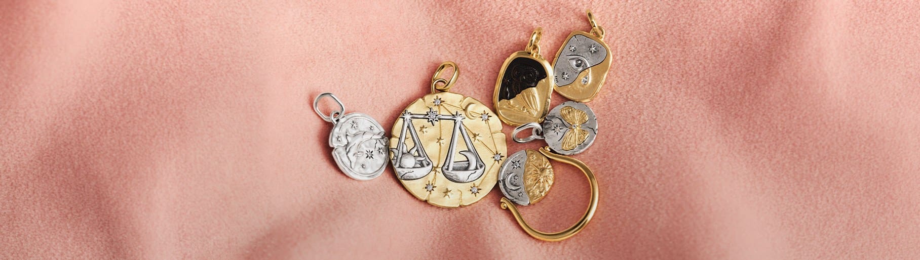imagen de dijes de sol y luna de la marca PANDORA