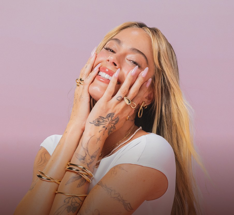 Imagen de mujer con joyeria de la marca PANDORA