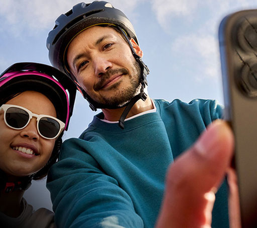 Imagen de un hombre y una mujer con cascos de bisicleta