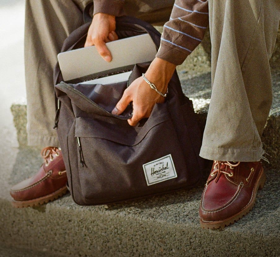 imagen de mochila gris de la marca HERSCHEL 