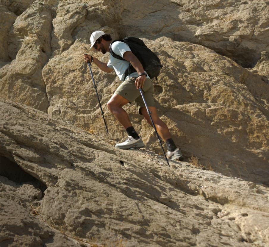 imagen de hombre escalando con articulos de la marca COLUMBIA