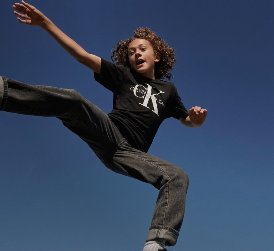 niño con playera negra y pantalon de mezclilla negro 