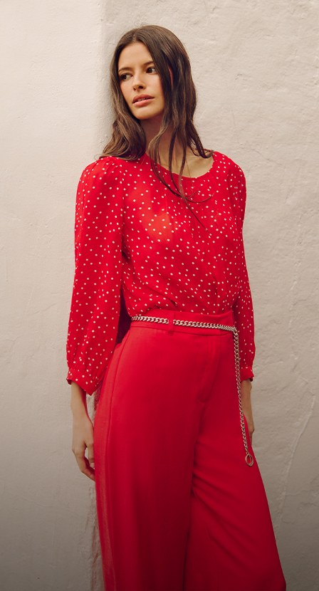 mujer usando palaxo rojo  JULIO
