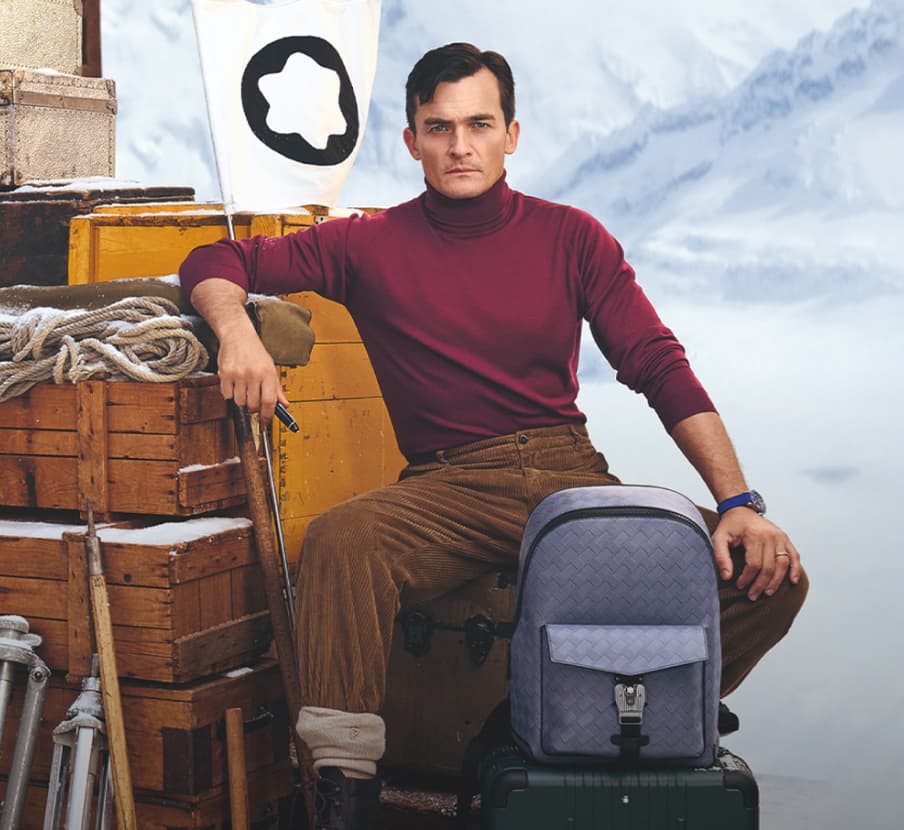 Imagen de hombre con sueter vino y mochila azul, MONTBLANC
