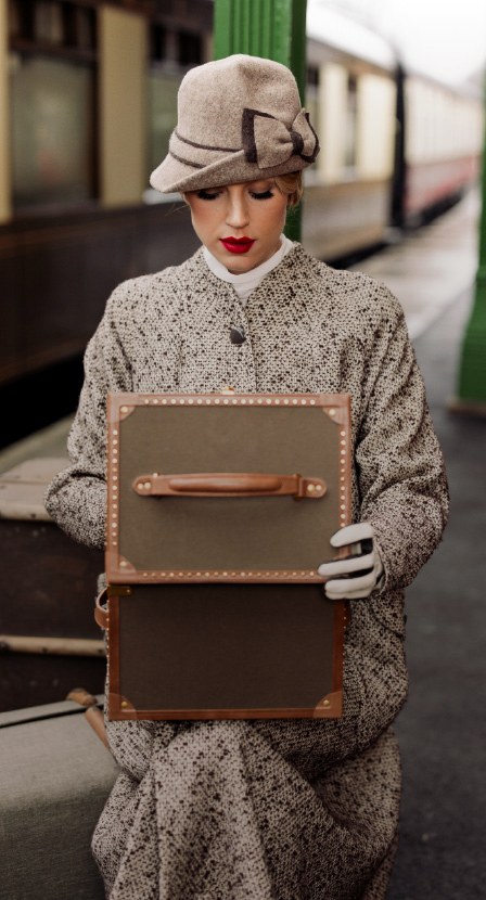 imagen de mujer con joyero cafe de la marca WOLF