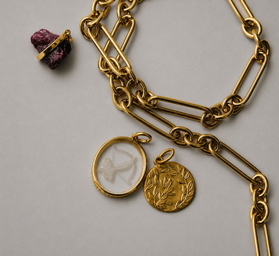 imagen de collar dorado de la marca ARISTOCRAZY
