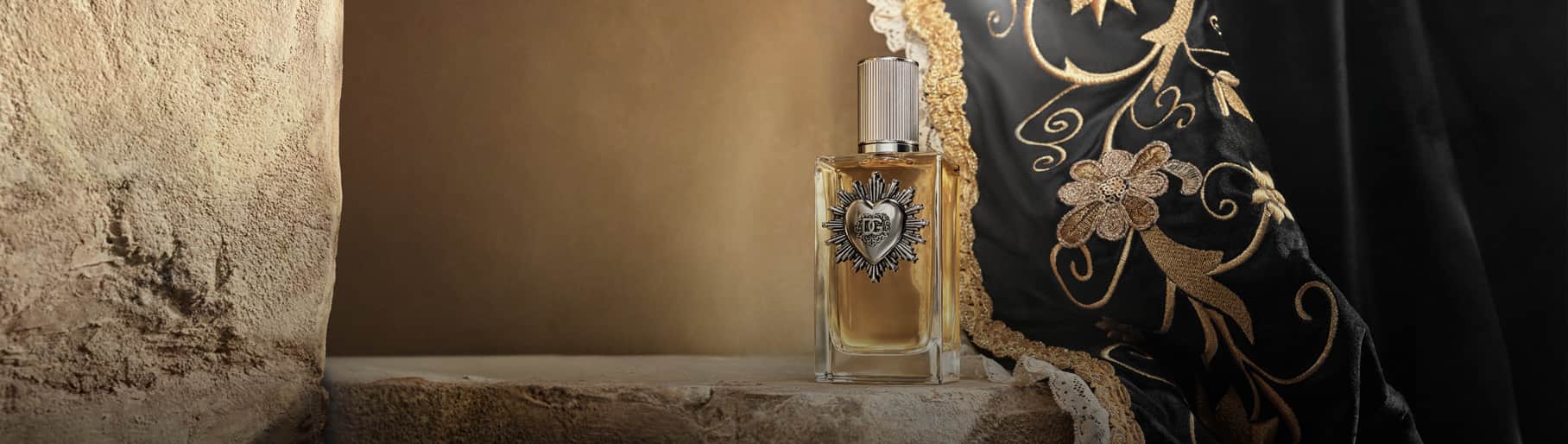 imagen de locion dorada con apa plateada y corazon de la marca DOLCE GABBANA