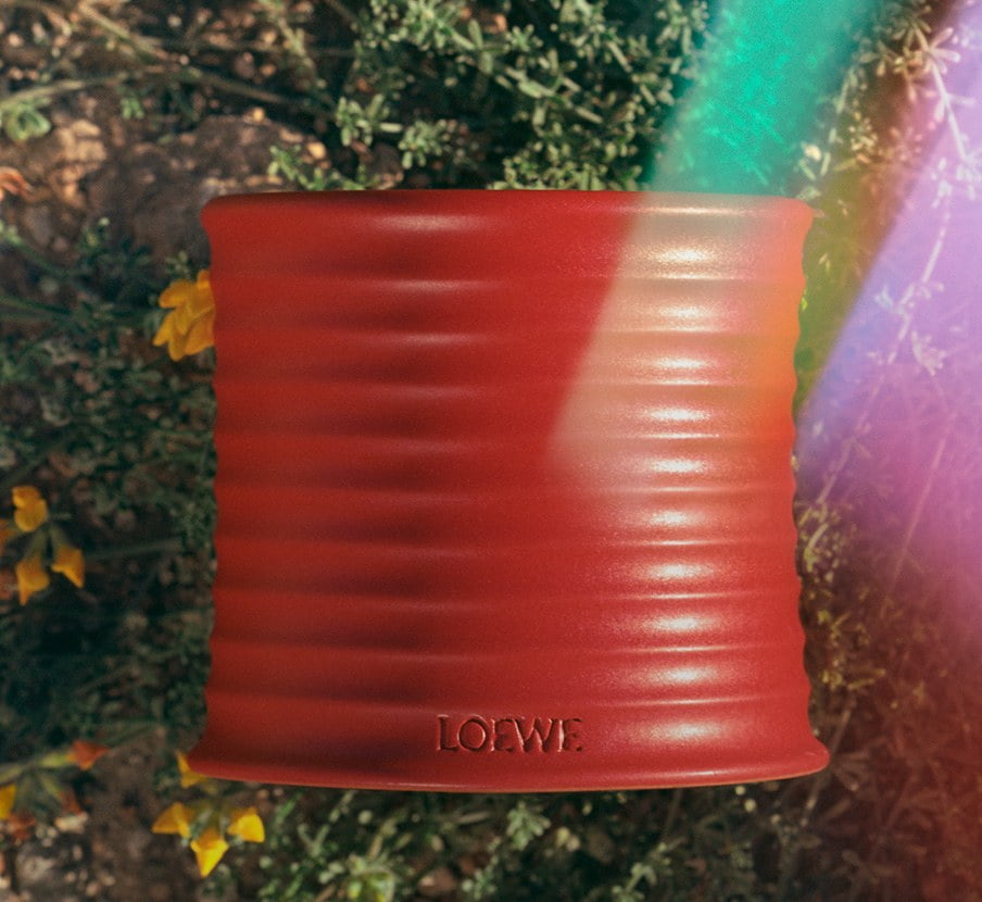 imagen de veladora roja de la marca LOEWE