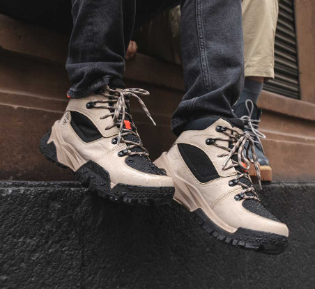 imagen de botas blancas con negro TIMBERLAND