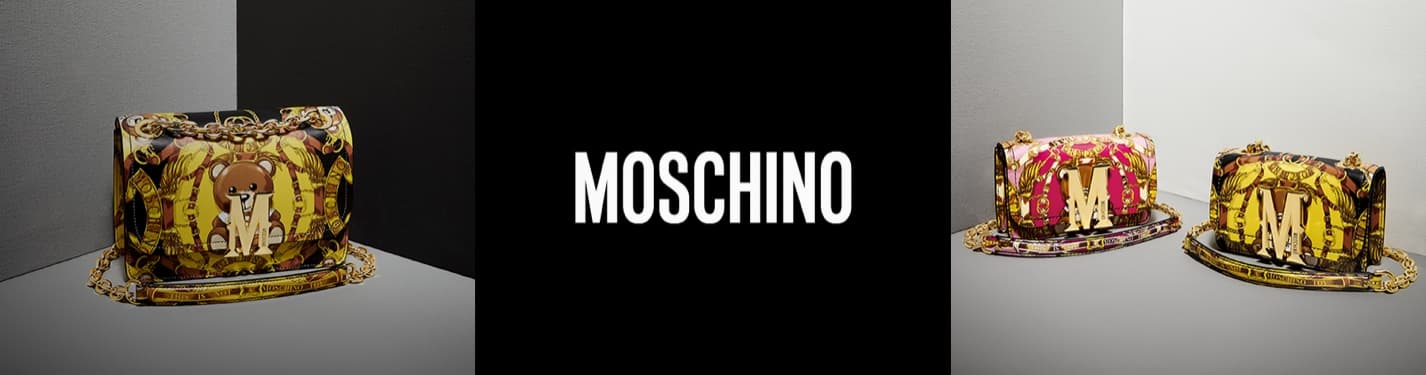 Imagen de un par de bolsos tipo doctor con estampado de oso de peluche retacado de adornos y colores con broche en forma de la letra M. MOSCHINO