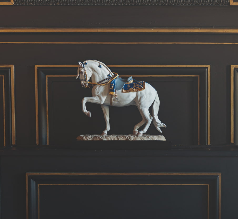 imagen de un caballo blanco de porcelana la marca LLADRÓ