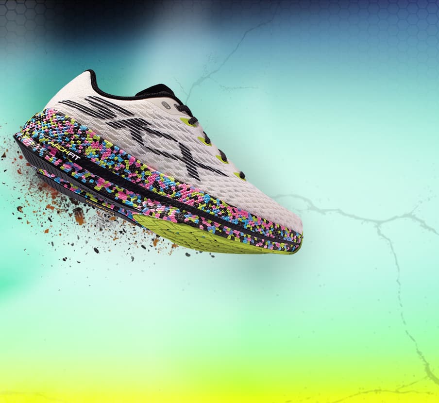 imagen de teni blanco con suela de colores