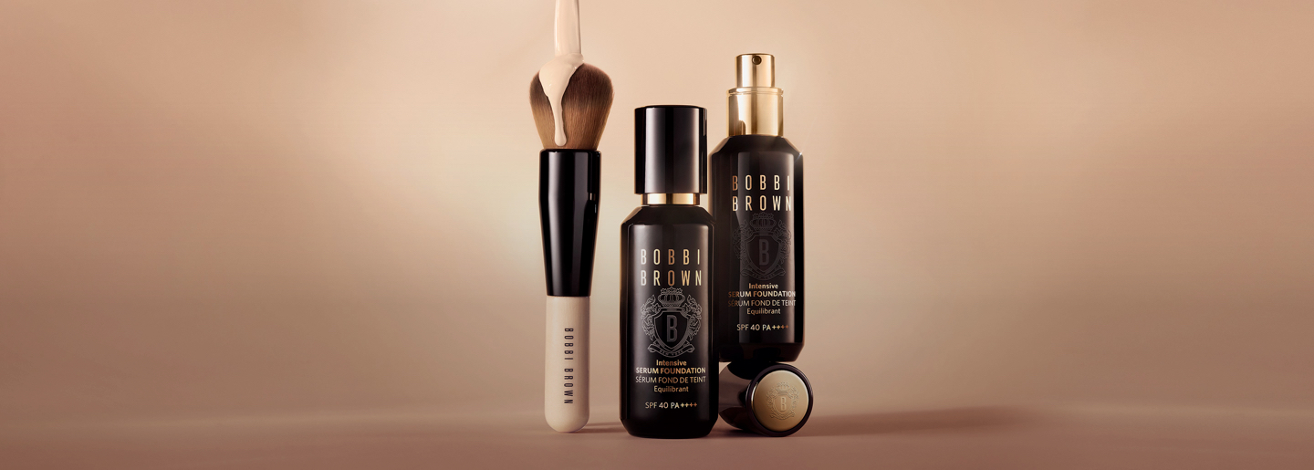 Imagen de una variedad de productos para la piel, como maquillaje de distintos tonos de la marca BOBBI BROWN. BOBBI BROWN