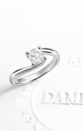 Imagen de un anillo plateado con un diamante. DAMIANI