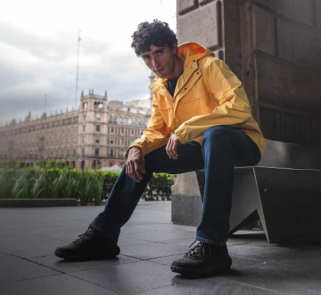 imagen de hombre con impermeable amarillo, TIMBERLAND