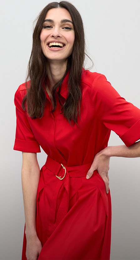 imagen de mujer con vestido rojo de la marca LOLA CASADEMUNT