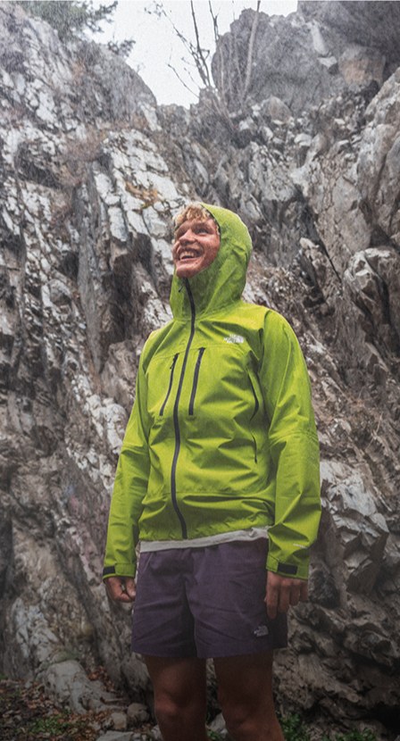 imagen de hombre con chamarra verde de la marca THE NORTH FACE