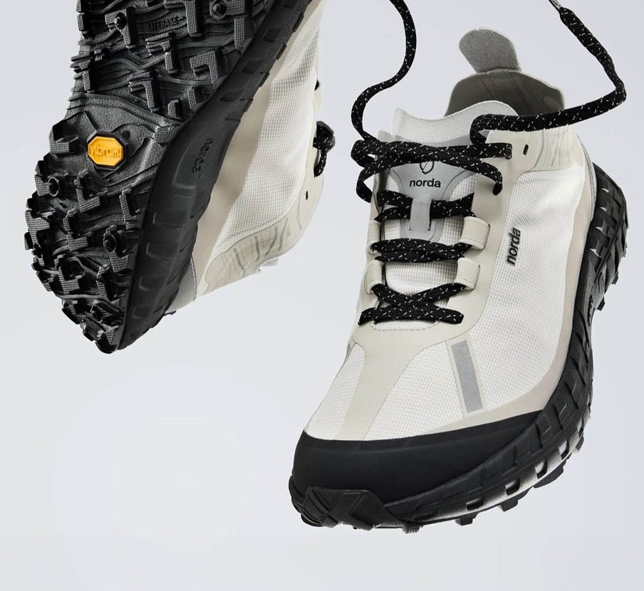 imagen de  tenis gris con negro de la marca NORDA