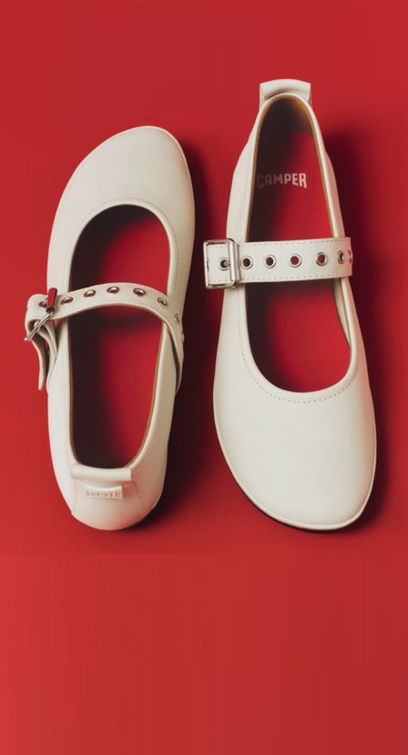 Imagen de unos zapatos color blancos de la marca CAMPER